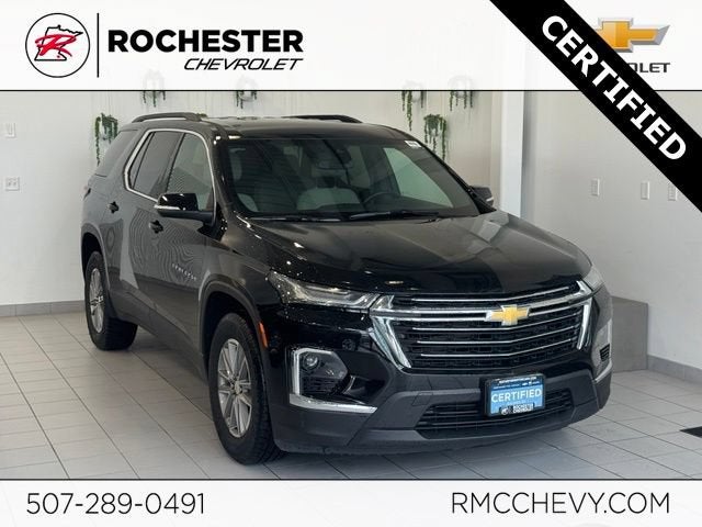 2023 Chevrolet Traverse LT Cloth in Mosaic Black Metallic — front three-quarter view