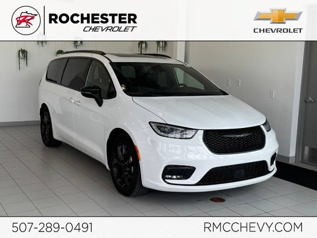 2025 Chrysler Pacifica Limited in Bright White Clea — front three-quarter view