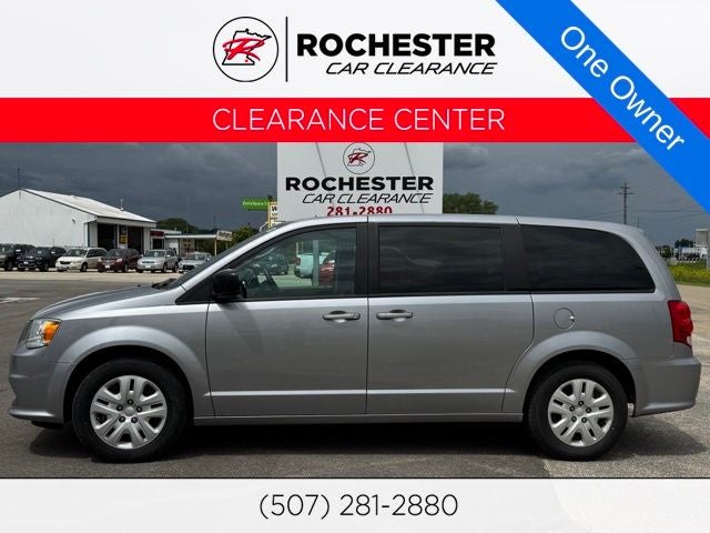 2018 Dodge Grand Caravan SE in Billet Clearcoat — front three-quarter view